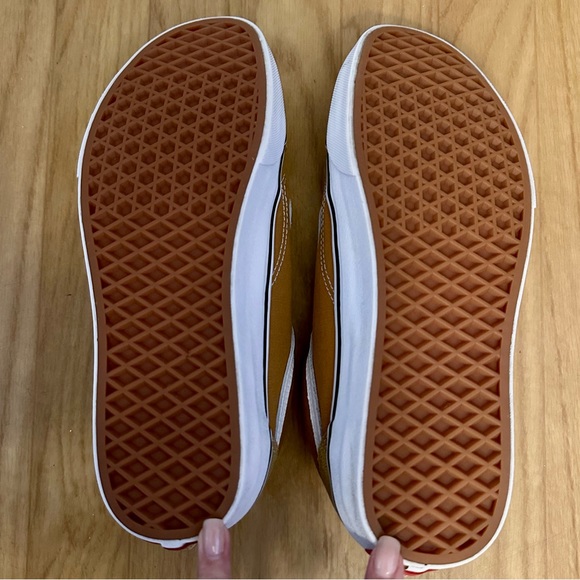 Vans Old Skool Shoes - Picture 5 of 8